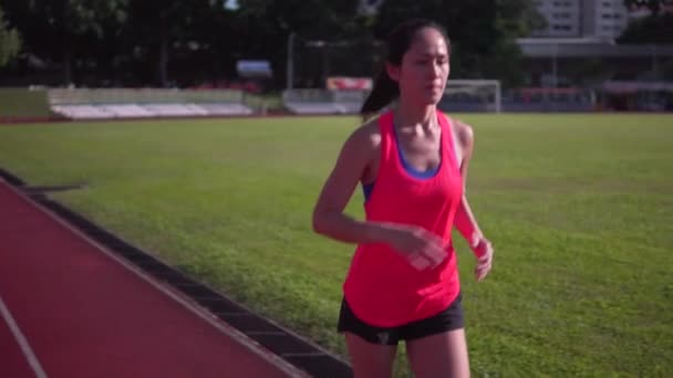 Asiática chinesa mulher lenta correr em um estádio em câmera lenta — Vídeo de Stock