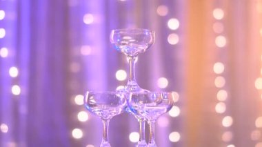 düğün yemeği şölende boş şampanya bardağı