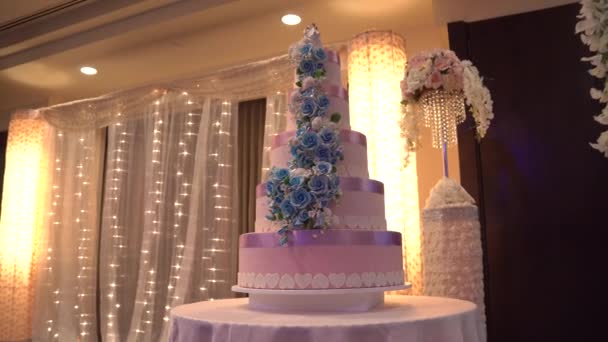 Bolo de casamento no banquete de casamento — Vídeo de Stock