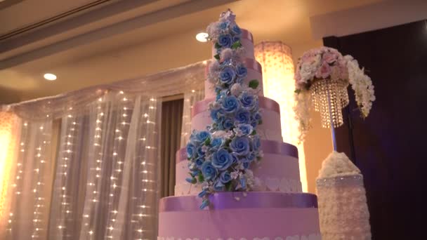 Pastel de boda en banquete de boda — Vídeos de Stock