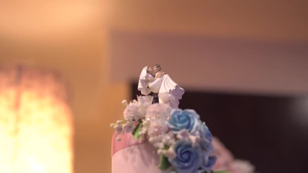 Bröllopstårta på bröllopsmiddagen — Stockvideo