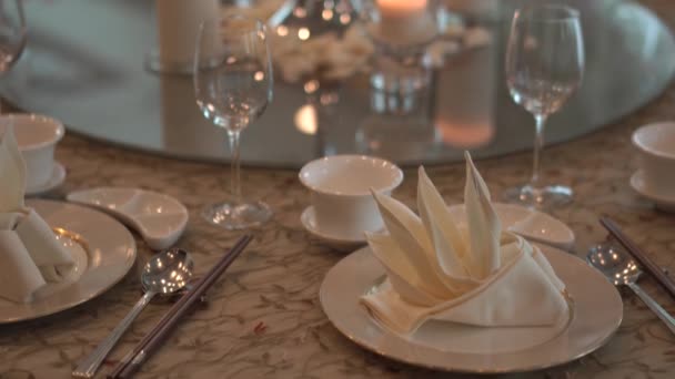 Gros plan d'une table avec des couverts dans un banquet de mariage — Video