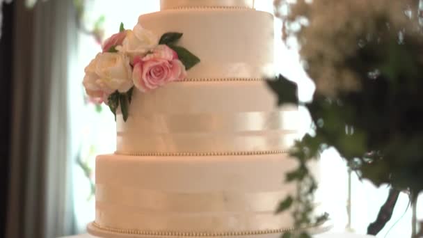 Torta nuziale alle celebrazioni del banchetto di nozze — Video Stock