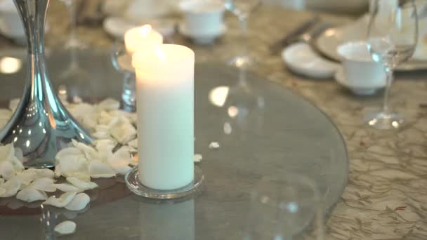 El primer plano de la mesa con los cubiertos en el banquete de boda — Vídeos de Stock