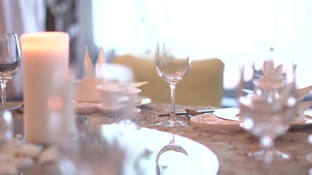 Close up dinning ware in a high end restaurant under mixed lightings — Stock Video