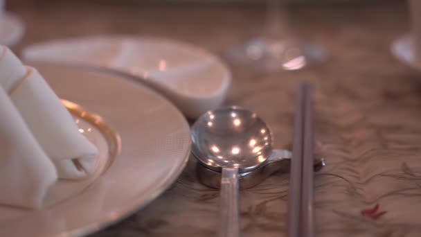 Close up louça de jantar em um restaurante high-end sob luzes misturadas — Vídeo de Stock