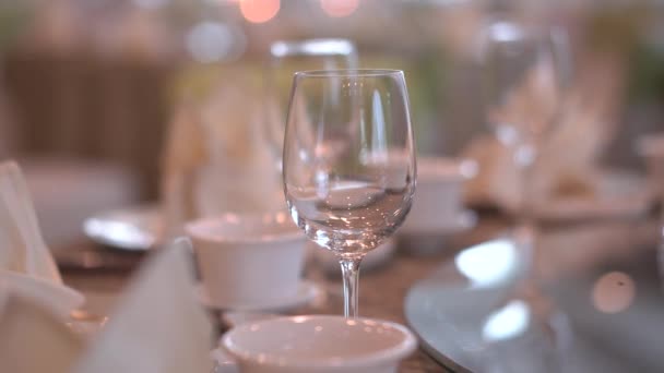 Закрыть столовую посуду в высококлассном ресторане под смешанным освещением — стоковое видео