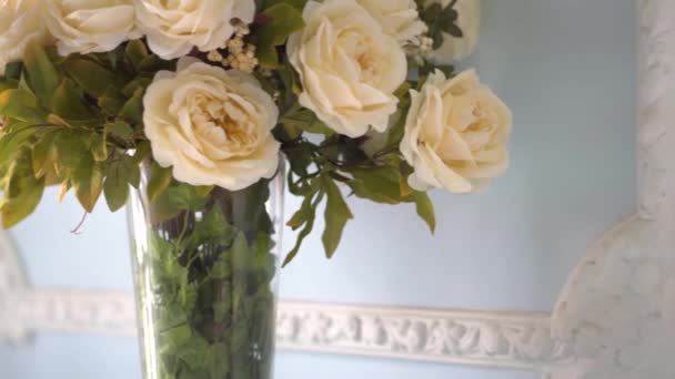 Panning zicht op retro Victoriaanse interieur met bloemen — Stockvideo