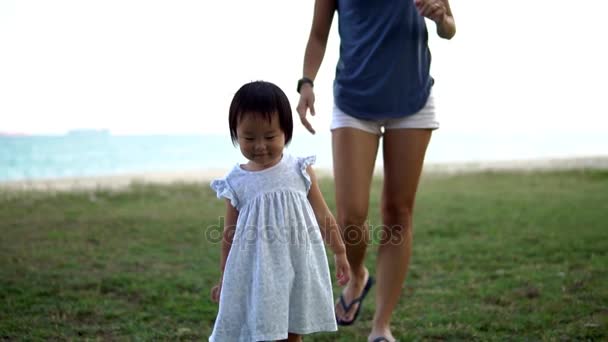 Asijská matka a dcera se lepení baví na pláži — Stock video