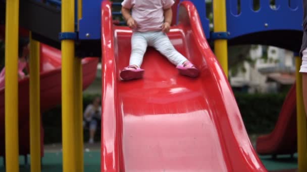 Asiático chino niño preparándose a deslizarse en el patio de recreo — Vídeos de Stock