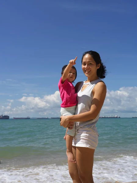 Jovem Asiático Chinês Mãe Carregando Sua Filha — Fotografia de Stock