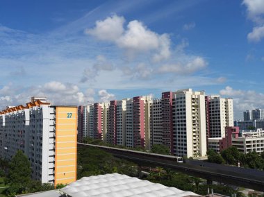 Ulaşım ve diğer imkanlar ile Singapur heartland görünümünü