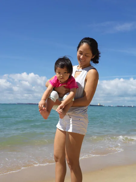 Junge Asiatische Chinesische Mutter Tragen Ihre Tochter — Stockfoto