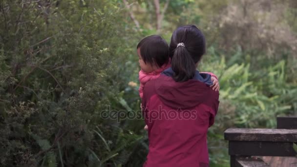 Ázsiai Kínai Anya Baba Lassítva Túrázás — Stock videók