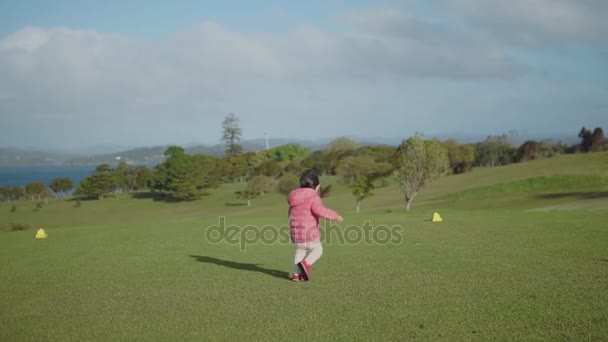 Asiatico Cinese Bambino Esecuzione Liberamente Erba Verde — Video Stock