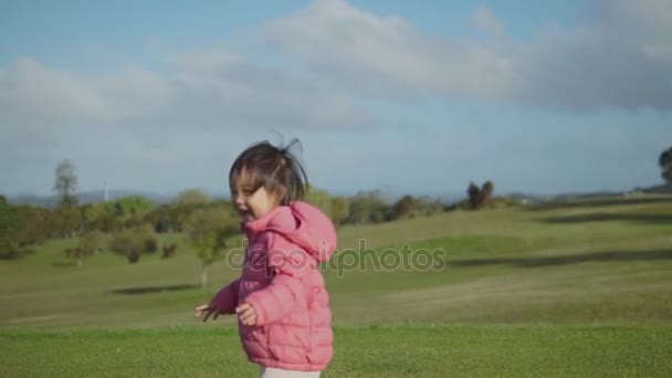 緑の草の上を自由に走るアジアの中国の幼児 — ストック動画