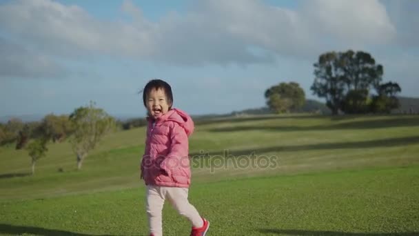 緑の草の上を自由に走るアジアの中国の幼児 — ストック動画
