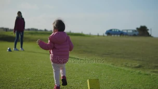 Aziatische Chinees Kind Running Spelen Met Alleenstaande Moeder Groen Gras — Stockvideo