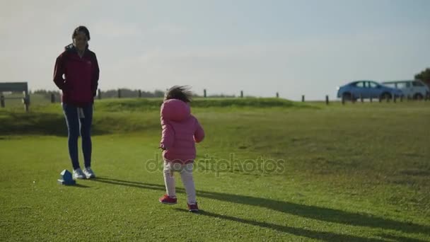 Aziatische Chinees Kind Running Spelen Met Alleenstaande Moeder Groen Gras — Stockvideo