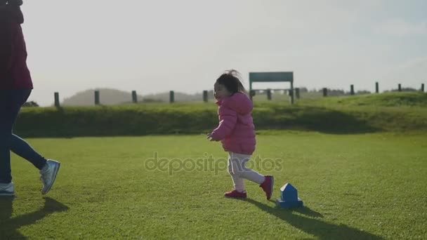 Asiatique Chinois Enfant Courir Jouer Avec Mère Célibataire Sur Herbe — Video