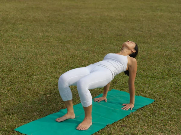 Asiatisk kinesisk kvinna utövar yoga utomhus — Stockfoto