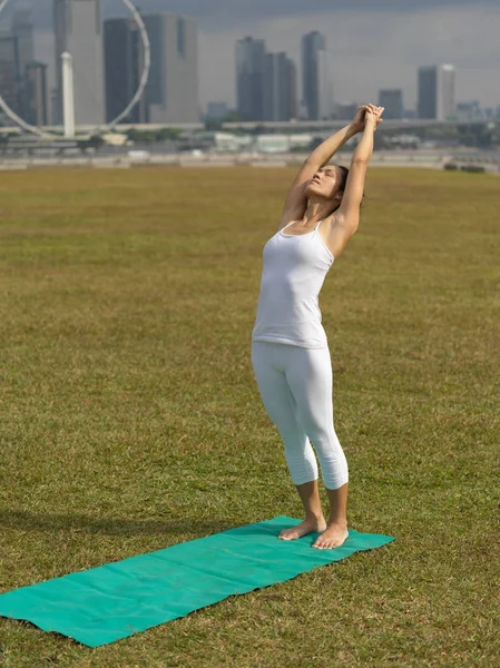 Asiatisk kinesisk kvinna utövar yoga utomhus i Singapore — Stockfoto