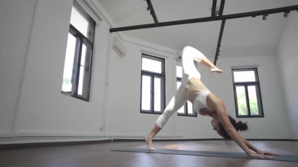 Mujer China Asiática Practicando Yoga Una Espaciosa Habitación Genérica Blanca — Vídeos de Stock