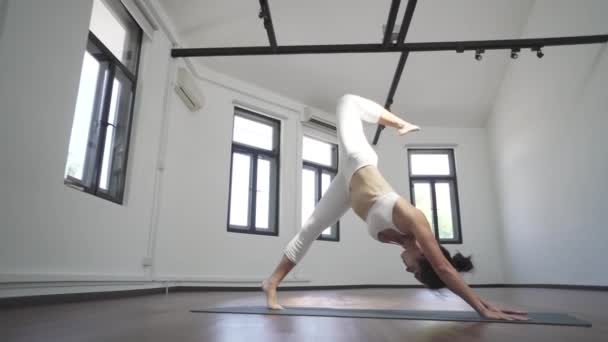 Aziatische Chinese Vrouw Beoefenen Van Yoga Een Ruime Kamer Voor — Stockvideo