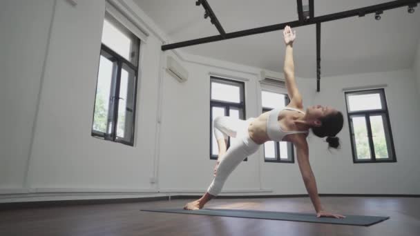 Mujer China Asiática Practicando Yoga Una Espaciosa Habitación Genérica Blanca — Vídeos de Stock