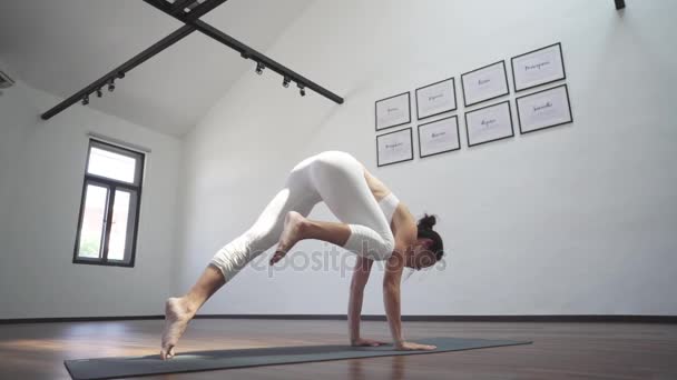 Asiatica Donna Cinese Che Pratica Yoga Una Spaziosa Stanza Bianca — Video Stock