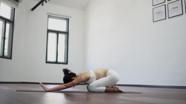 Mujer China Asiática Practicando Yoga Una Espaciosa Habitación Genérica Blanca — Vídeos de Stock