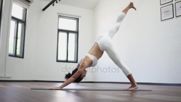 Mujer China Asiática Practicando Yoga Una Espaciosa Habitación Blanca — Vídeo de stock