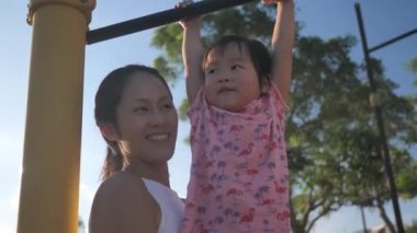 Asya Çin anne ve Bahçesi yavaş oynayan kız