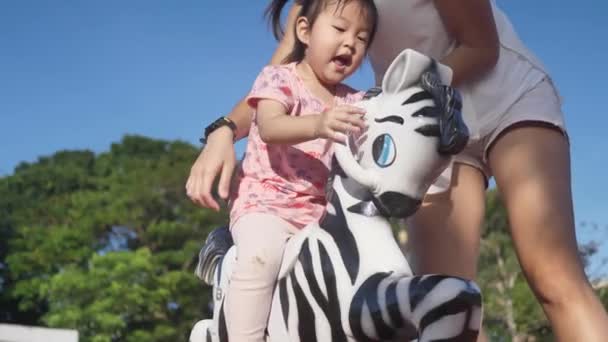 Ασιατική Κινέζικη Μητέρα Και Κόρη Παίζει Στην Παιδική Χαρά Αργή — Αρχείο Βίντεο