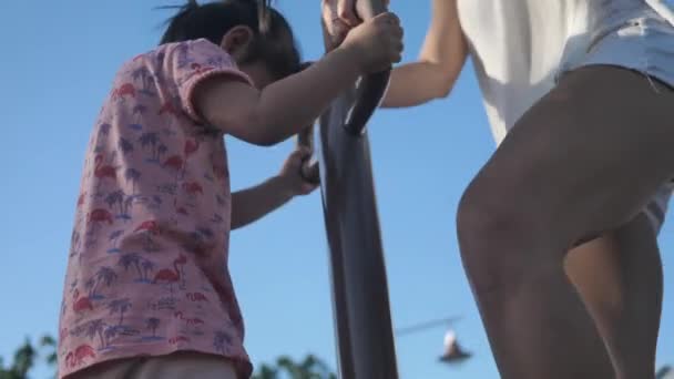 Asijská Čínská Matka Dcera Hraje Hřišti Pomalém Pohybu — Stock video