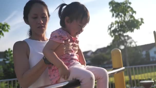 Азиатская Мать Дочь Играют Детской Площадке Замедленной Съемке — стоковое видео