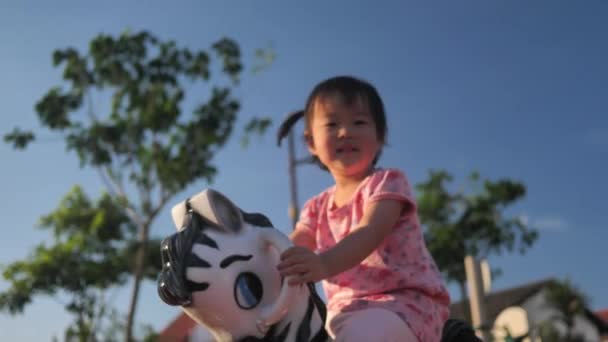 Маленька Азіатська Китайська Дівчинка Грає Іграшками Зебри Рокера Ігровому Майданчику — стокове відео