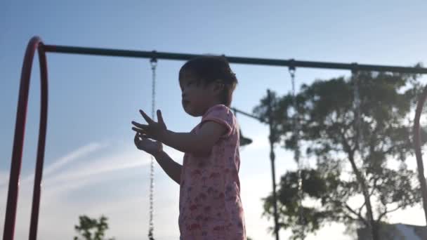 Lassú Kis Ázsiai Kisgyermek Játszik Bújócskát — Stock videók