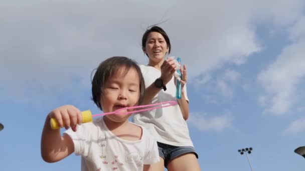 Ασίας Κινεζική Μικρό Παιδί Παίζει Φυσαλίδες Και Εξωτερικά Μητέρα — Αρχείο Βίντεο