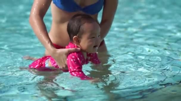 亚洲华人妇女和小宝宝在游泳池慢动作 — 图库视频影像