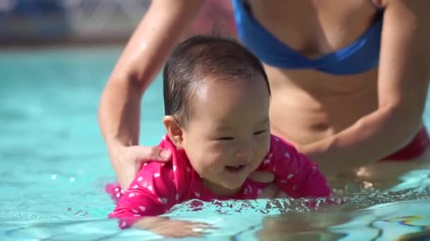 Aziatische Chinese Vrouw Jonge Baby Bij Het Zwembad Slow Motion — Stockvideo