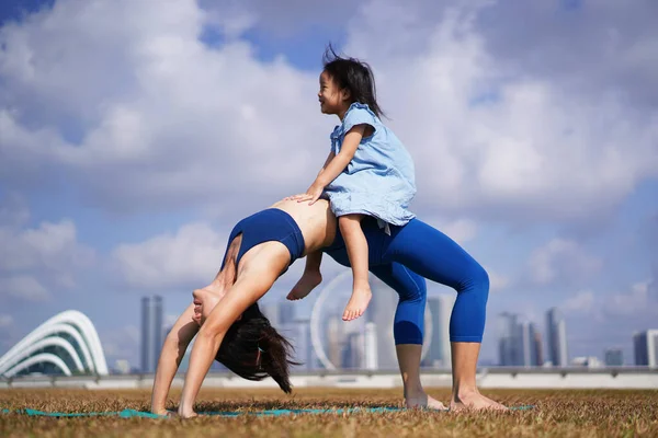 Asiatique Chinois Femelle Mère Fille Yoga Porter Extérieur Sous Soleil — Photo