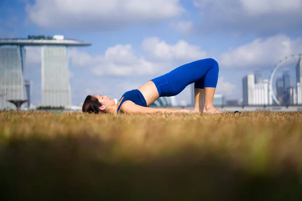 Sporty Asiatica Cinese Praticante Yoga Femminile Che Esercita Sotto Sole — Foto Stock