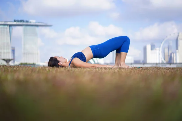 Esportivo Asiático Chinês Feminino Yoga Praticante Exercendo Sob Sol — Fotografia de Stock