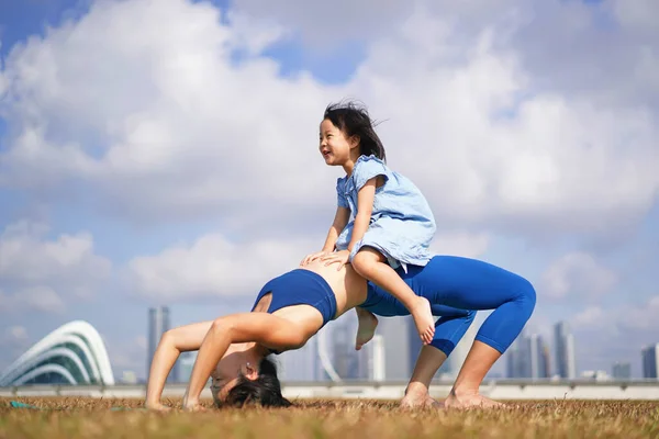 Yogadaki Asyalı Kadın Anne Kız Açık Havada Güneşin Altında Giyiniyor — Stok fotoğraf