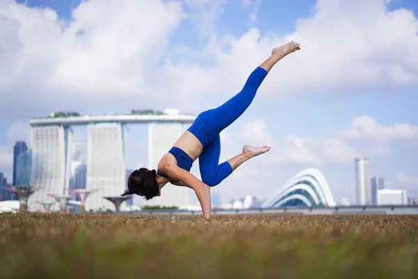 Sportig Asiatisk Kinesisk Kvinnlig Yogautövare Som Tränar Solen — Stockfoto