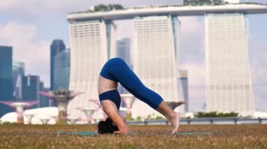 Asya 'lı Çinli kadın Yogi dışarıda güneşin altında yoga egzersizi yapıyor.