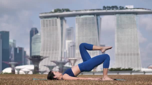 Asiático Chino Femenino Yogui Ejercicio Yoga Aire Libre Bajo Sol — Vídeos de Stock