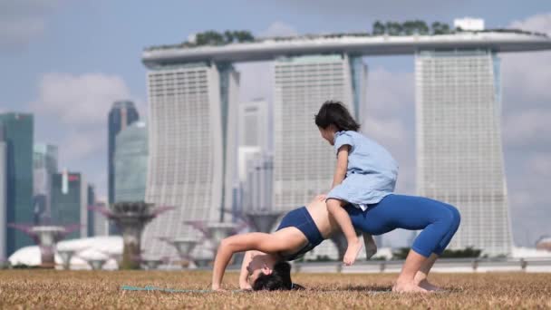 Asiatiska Kinesiska Kvinnliga Yogi Leker Med Dotter Utomhus Solen — Stockvideo