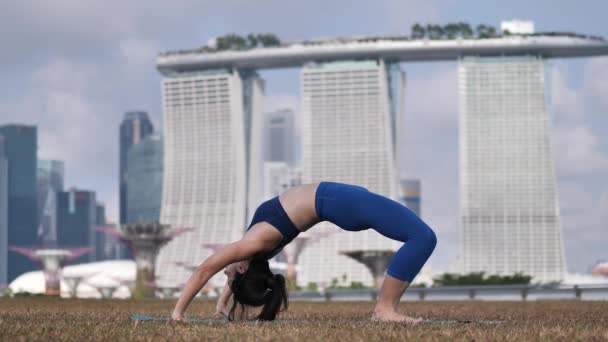 Slow Motion Asian Chinese Kobieta Yogi Outdoor Jogi Ćwiczenia Pod — Wideo stockowe